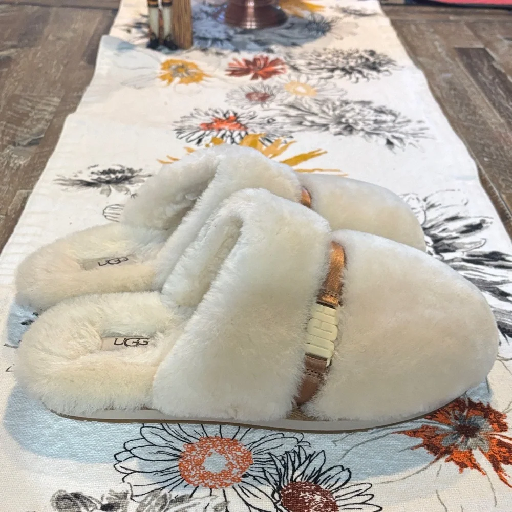 Size 9, never worn UGG Plush Slippers - Picture 4 of 6
